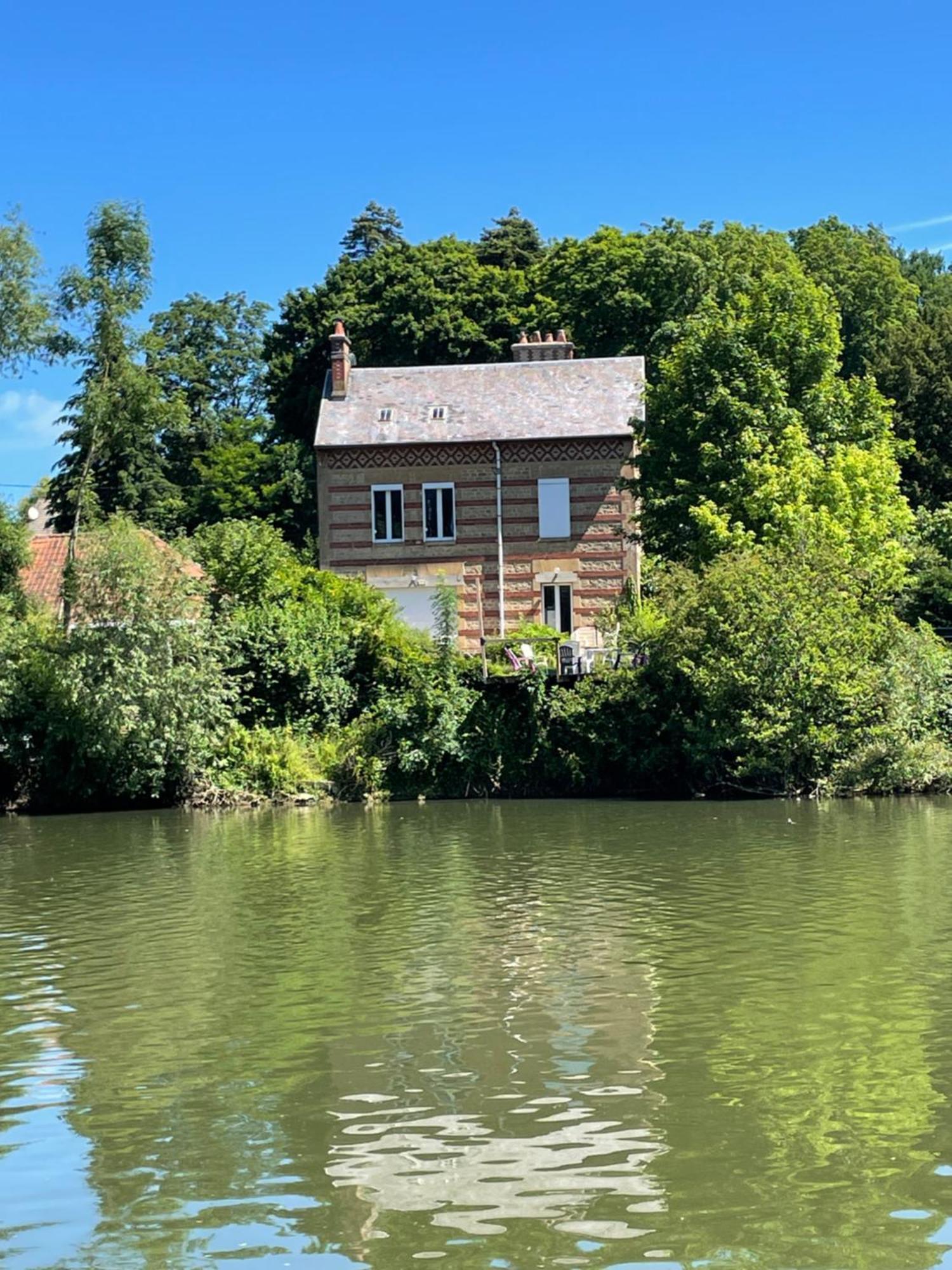 Loveroom En Bords De Meuse Floing Kültér fotó